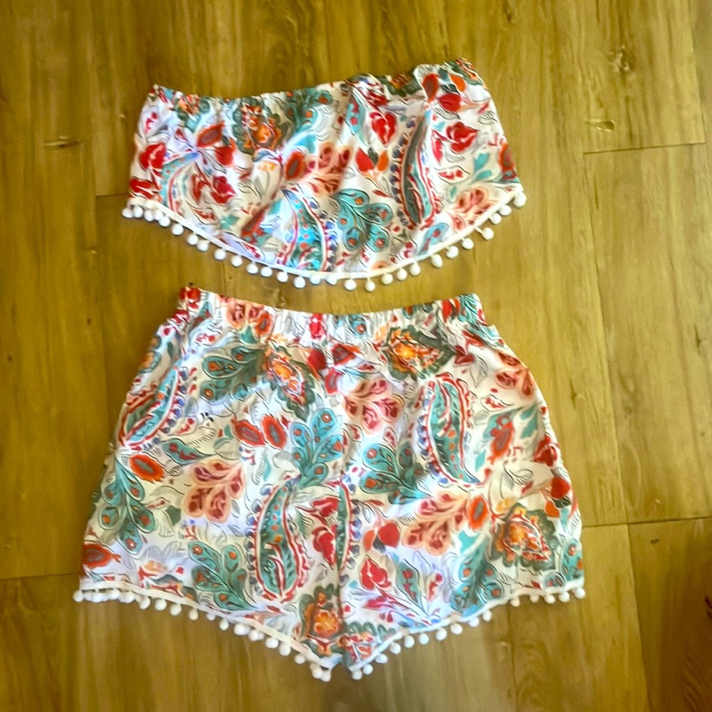 SHEIN VCAY Paisley Print Pom-pom Trim Bandana Hem Tube Top & Shorts
